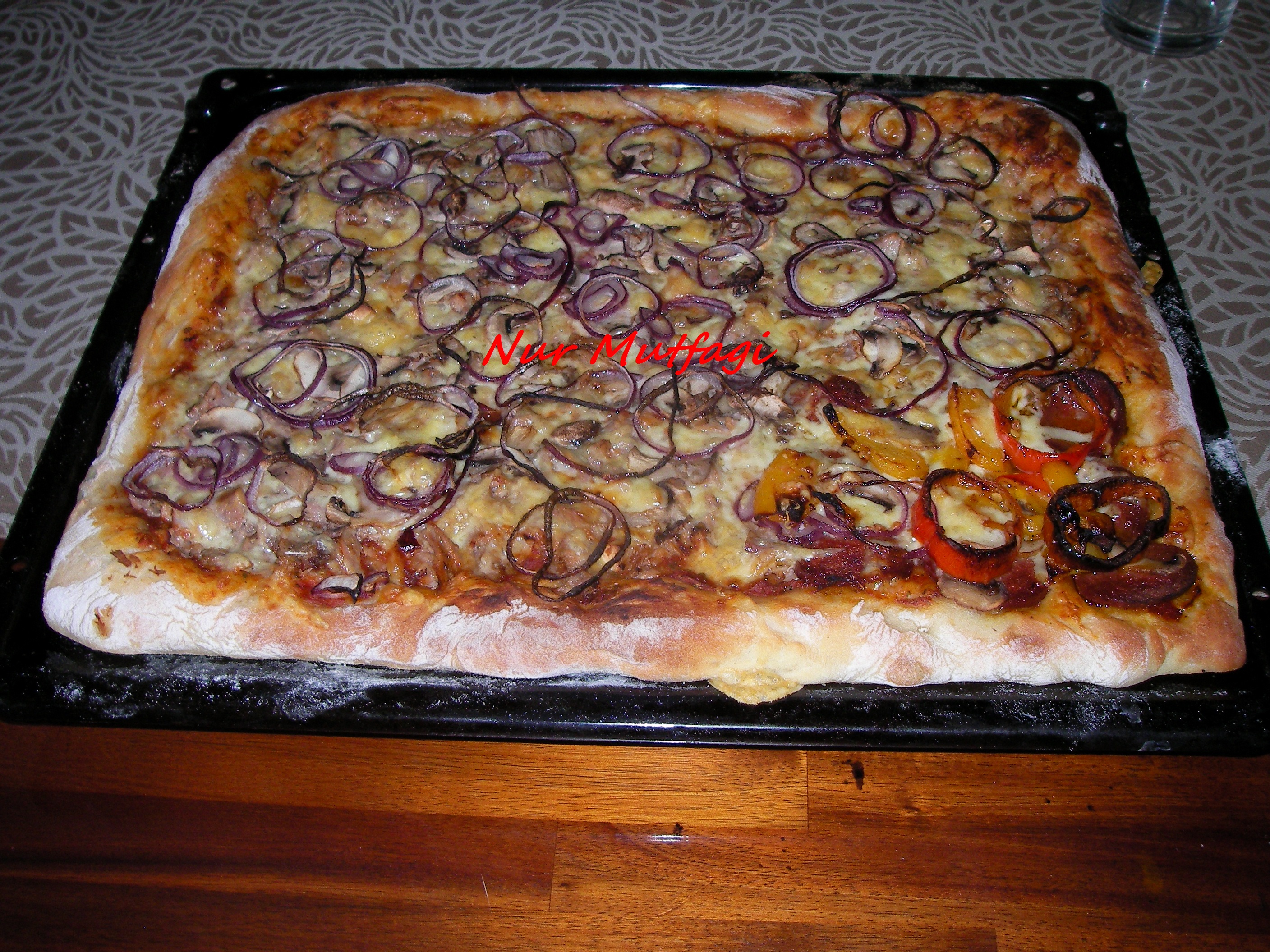 Pizza Tonno Pizza sosu pizza hamuru nasil yapilir tarifi Nur Mutfağı