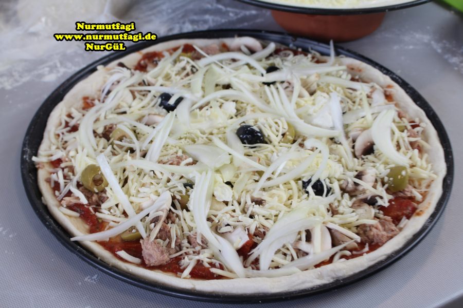 4 peynirli pizza 2 cesit pizza tarifi (3) Nur Mutfağı