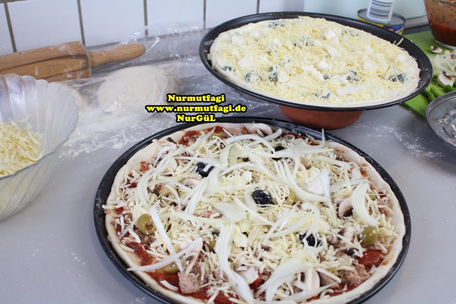 4 peynirli pizza 2 cesit pizza tarifi (4) Nur Mutfağı