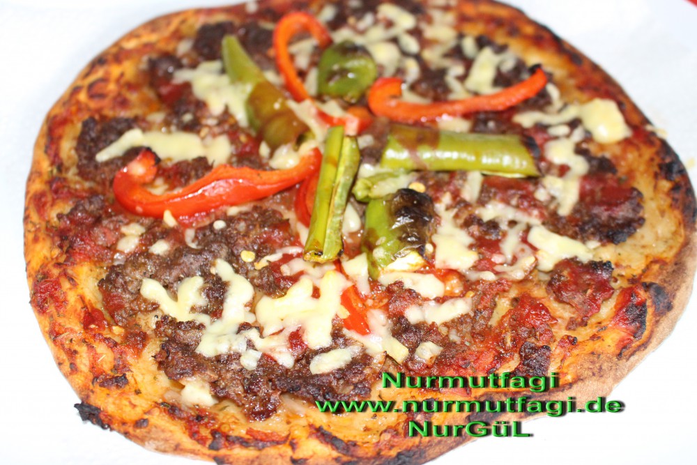 Köfteli Pizza kiymali Pizza domates soslu cig pizza tarifi Nur Mutfağı