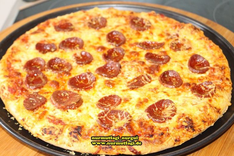 Sucuklu Pizza nasil yapilir tarifi Nur Mutfağı
